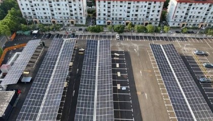 窗外现连片光伏板，“眼睛快被晃瞎”上海一些光伏设施引光污染争议