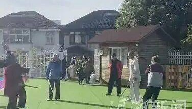 多名老人闯入幼儿园练剑健身，园方无奈报警：撬锁进来的