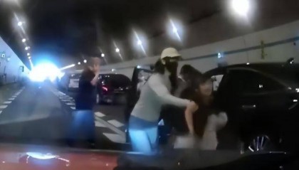 10岁男孩隧道内跪地拦车：哭得撕心裂肺，求人救他妈妈