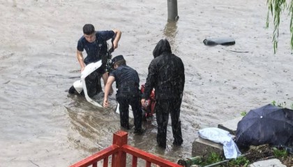北京暴雨中，外卖小哥跌入2米深排水沟，幸亏旁边有消防员