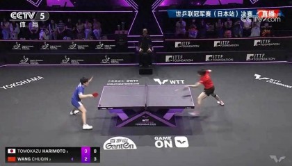 张本智和夺冠后再与王皓握手 此前称王皓握手“太敷衍”