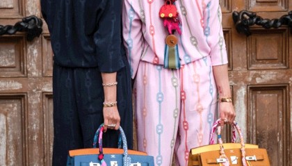 爱马仕当“头饰”,香奈儿挂满身,这对“神秘姐妹”是谁?