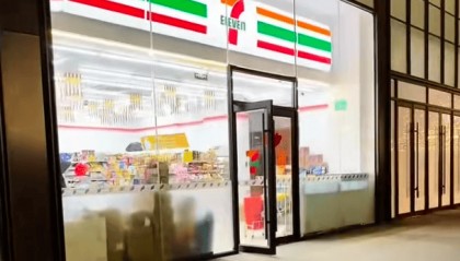 山东一711便利店关东煮汤锅中漂浮大量黑色飞虫，涉事门店：因夜间周边关灯后店内灯光吸引飞虫进入，该锅食材已全部废弃并清洗锅具