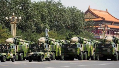 DF61导弹亮相阅兵,北约秘书长破防了,他给32国,发出了一道警告