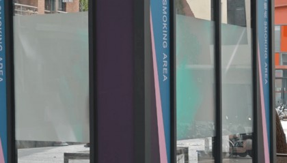 紫牛热点∣上海一大学女生宿舍楼旁设置吸烟点？最新：已搬走