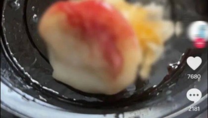 网友称外卖吃出大量血迹，店员承认是自己的血但拒做检查，市监部门介入