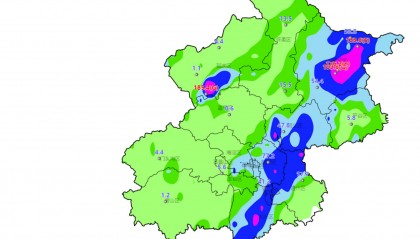 北京城区普降大雨，雨带呈“东北至西南”走向