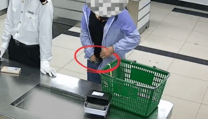 女子从内裤里掏出袜子，偷偷扔掉……