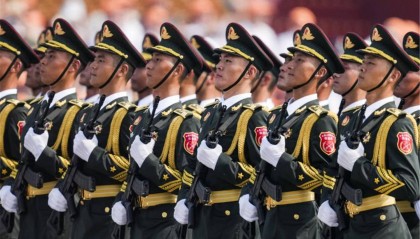 第1个说阅兵坏话的国家出现,果然是它,解放军被逼出动,不惯着