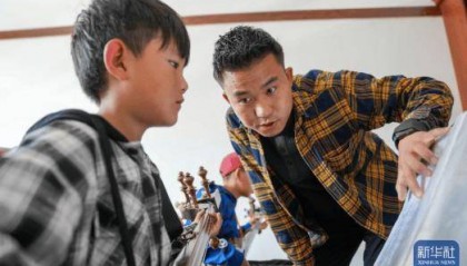 西藏的孩子:古老扎念琴声悠扬