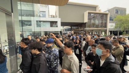 iPhone 17正式开售,橙色Pro Max黄牛最高加价1500元