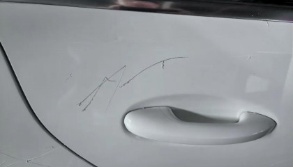 女子用铁片将邻居奔驰车划开数个口子，被采取刑事强制措施 双方曾因车门磕碰发生口角