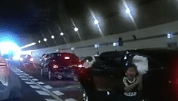 广州一男孩跪地拦车救母感动全网，妈妈回应：哭着看完视频，“没有想到孩子这么爱我”