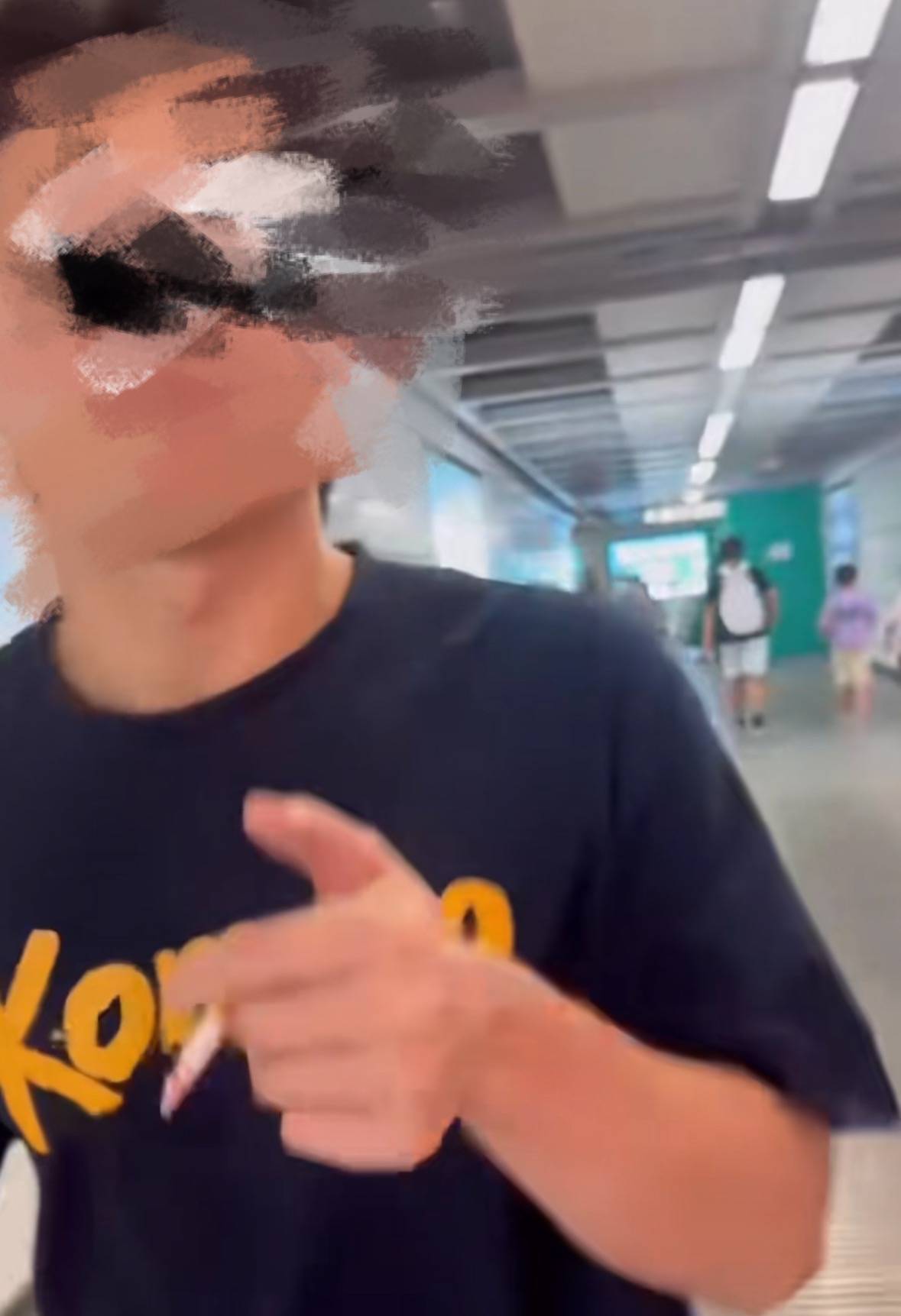 男子地铁站内吸烟，面对镜头直言“我的烟瘾比较大”？深圳地铁：不允许，发现会制止