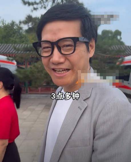 雷军在阅兵现场晒观礼请柬，网友喊话：想看雷总用AI眼镜录下的观礼台第一视角