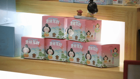 这才叫国潮·一方文创｜谁还没被“唐妞”戳中？陕历博侍女俑变潮玩