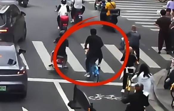 看着都疼！上海街头一男子突然求助：10岁女儿被死死卡住！这个行为太危险→