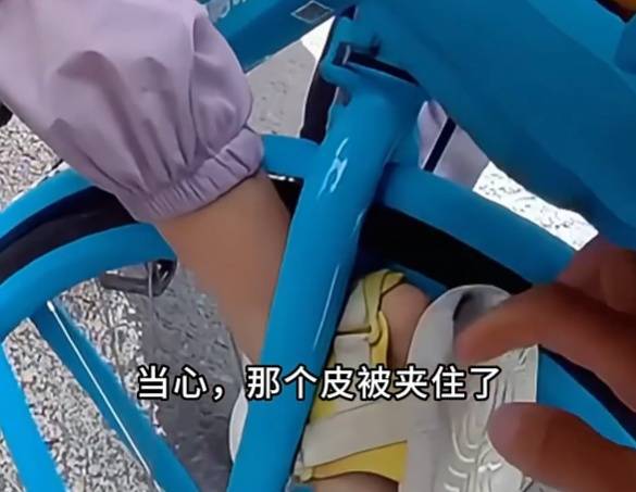 看着都疼！上海街头一男子突然求助：10岁女儿被死死卡住！这个行为太危险→