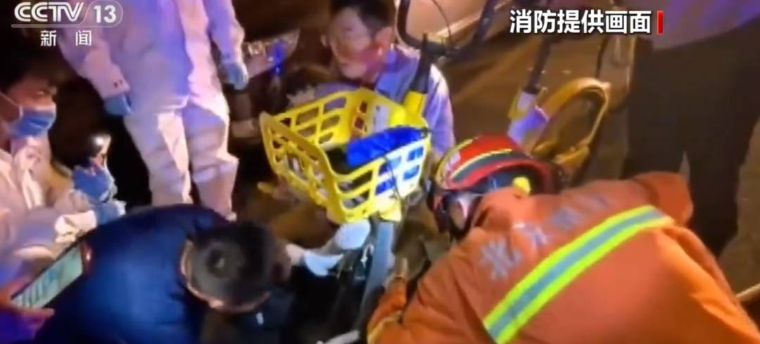 看着都疼！上海街头一男子突然求助：10岁女儿被死死卡住！这个行为太危险→