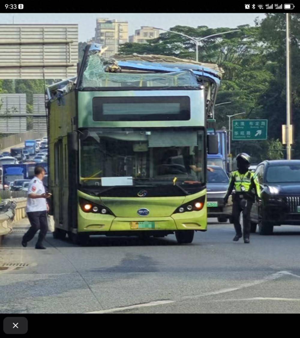 深圳一辆双层巴士高架桥下遭“剃头”，玻璃碎片散落一地，多方回应