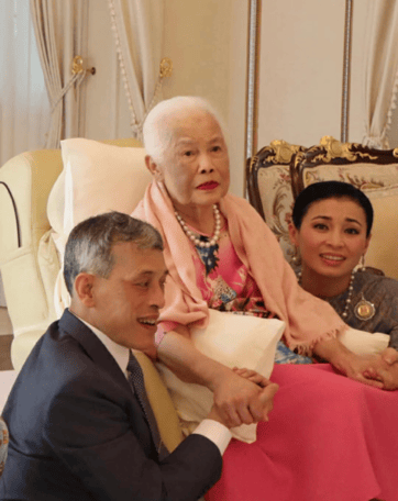 泰国王太后诗丽吉去世，留下19顶奢华王冠和她的传奇一生