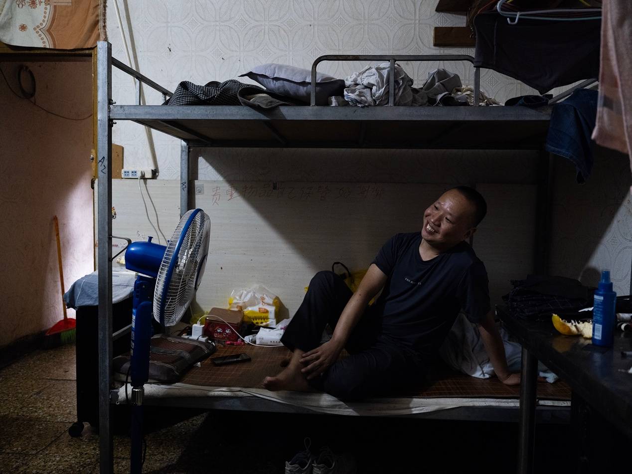 他们挤在8元一晚的旅店 几百人抢一个活