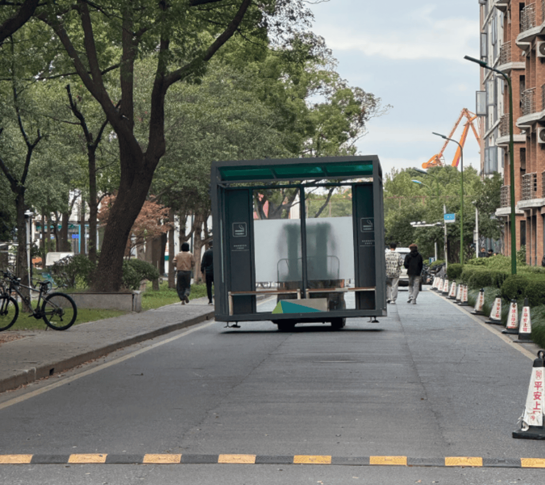 紫牛热点∣上海一大学女生宿舍楼旁设置吸烟点?最新:已搬走