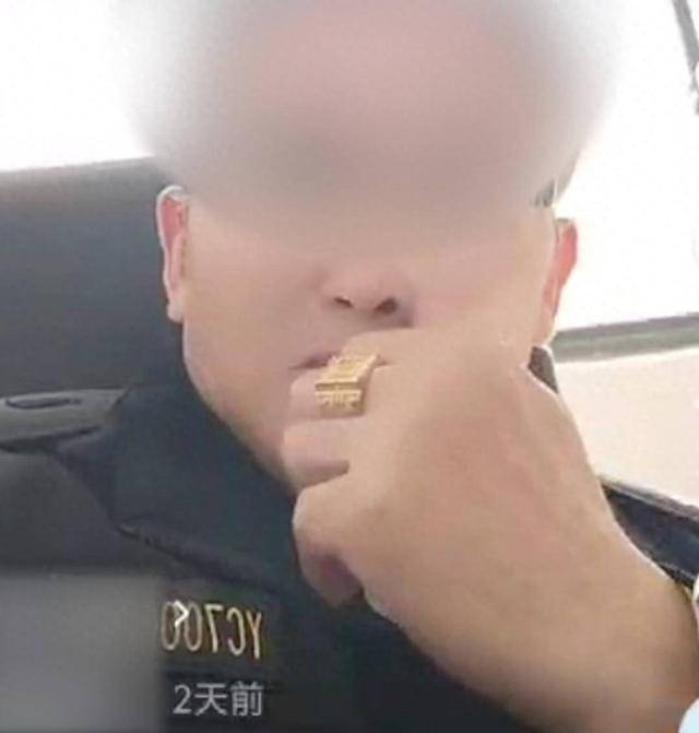 江苏盐城一城管办公室自拍秀金戒指 官方回应：系区县人员 将严肃处理