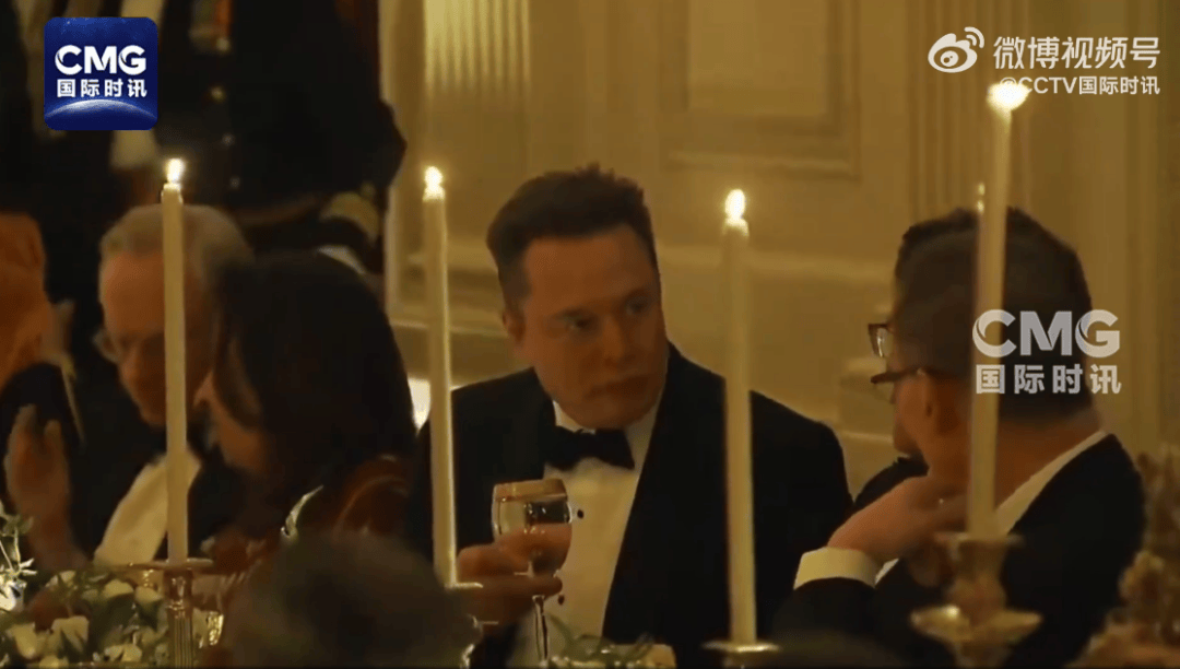 特朗普举办白宫晚宴,特意留步拍马斯克肚子打招呼,并大夸赴宴的C罗