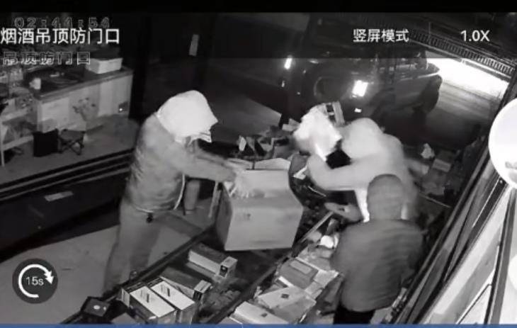 多名男子开越野车撞开烟酒店大门行窃,失主报案称损失超20万元,警方回应