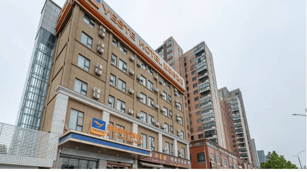 监控曝光！男子在武汉一酒店内死亡朋友送药时被拒？酒店：没讲是什么药，客人没接电话