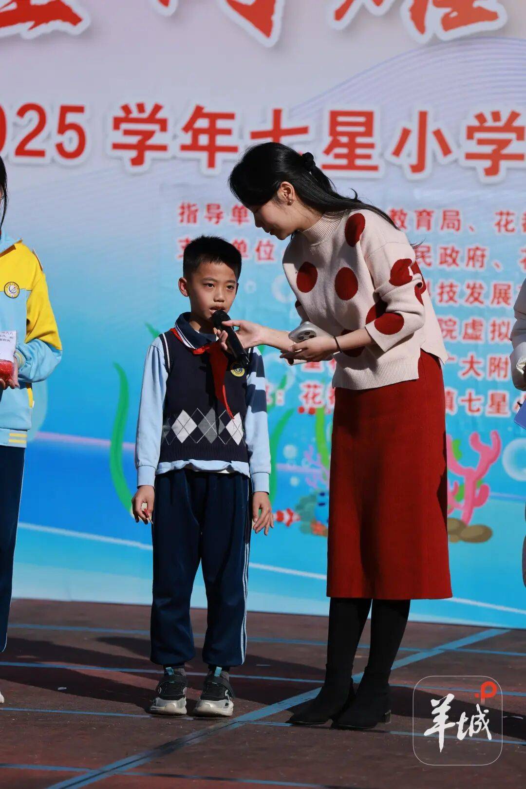 广州一小学生陆续拾到23条遗失红领巾，将其洗净熨平后郑重交还学校，网友：“广州少年，你真棒！”