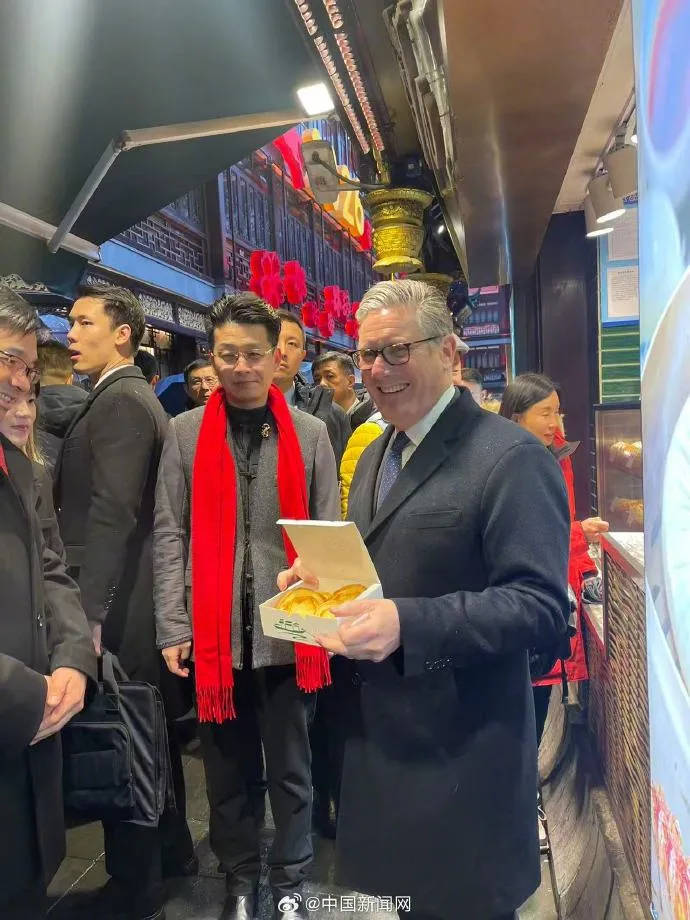 英国首相斯塔默抵达上海，在参观豫园时体验了沪上名点蝴蝶酥