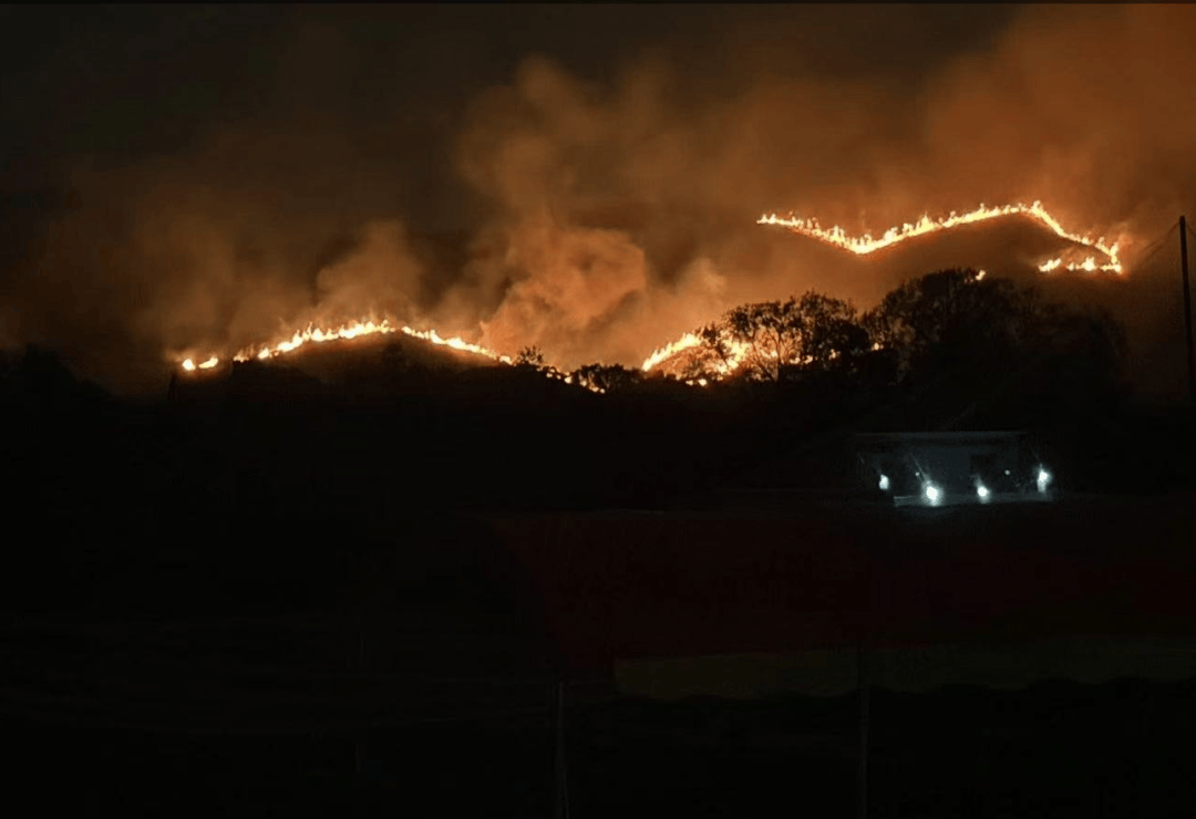 香港粉岭坪峰附近山火已经扑灭，此前火势连绵上百米，深圳多处可见