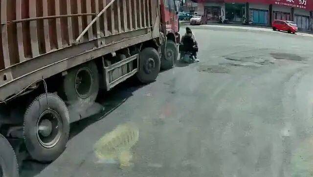 河北一大货车右转撞上电动车后碾压致两人死亡，肇事后货车起火；当地回应：死者系母子