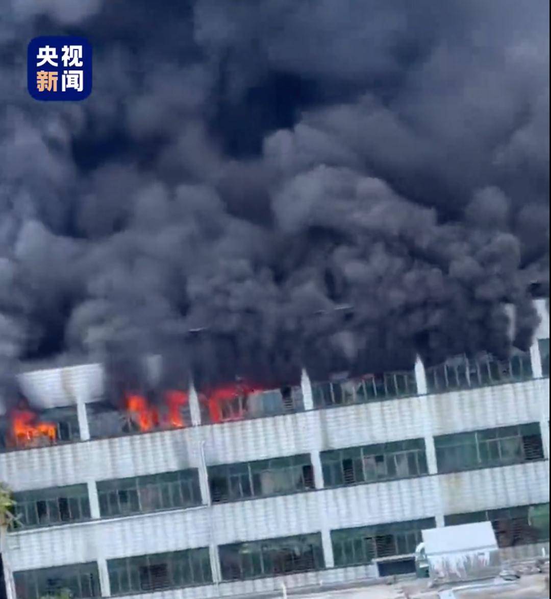 一鞋厂突发火灾，造成人员伤亡，183人正在全力扑救